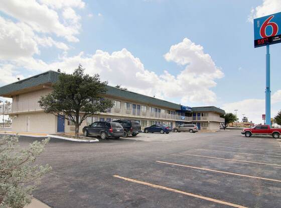 Motel 6 Fort Stockton, TX allows check-in for 18 year-old guests