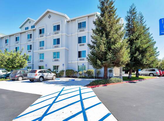 Motel 6 Belmont, CA - San Francisco - Redwood City allows check-in for 18 year-old guests
