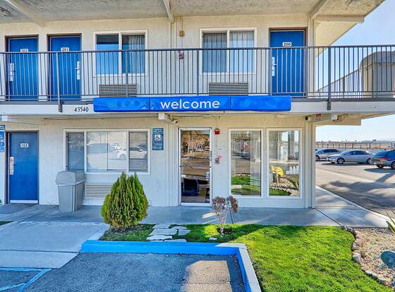 Motel 6 Lancaster, CA allows check-in for 18 year-old guests