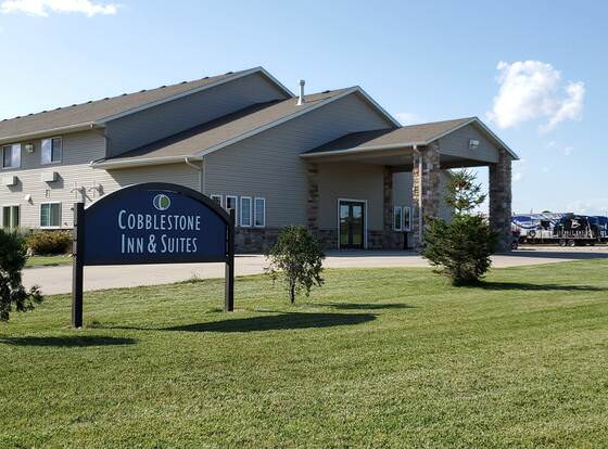 Cobblestone Inn and Suites - Lake View allows check-in for 18 year-old guests