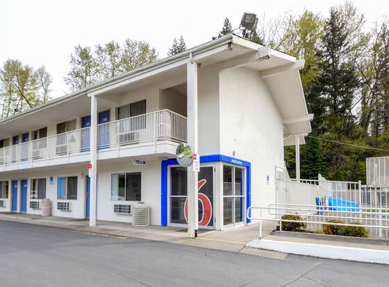 Motel 6 Kelso - Mt. St. Helens allows check-in for 18 year-old guests