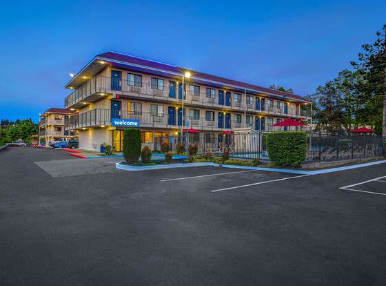 Motel 6 Kirkland, WA - North Kirkland allows check-in for 18 year-old guests