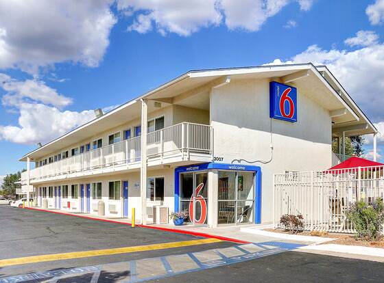 Motel 6 Santa Fe allows check-in for 18 year-old guests