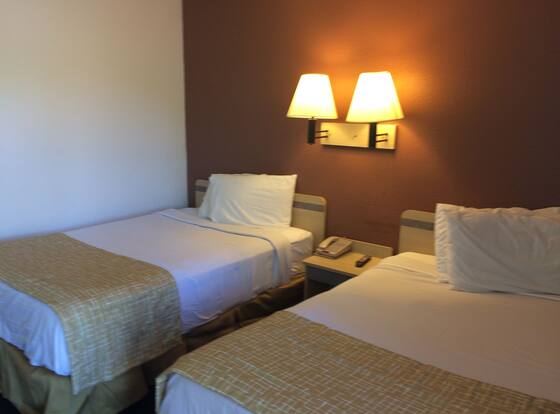 Travelodge by Wyndham Raton allows check-in for 18 year-old guests