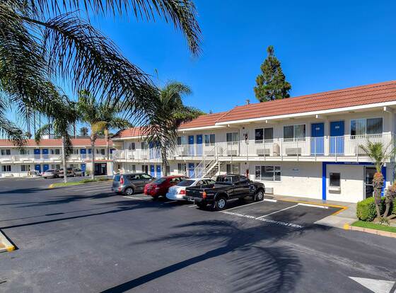 Motel 6 Denver, CO - Airport allows check-in for 18 year-old guests