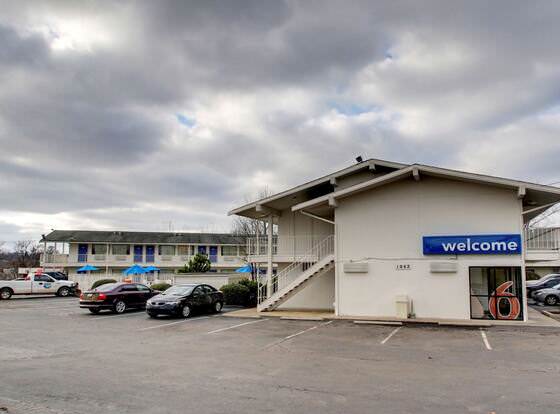 Motel 6 Elizabethtown, KY allows check-in for 18 year-old guests