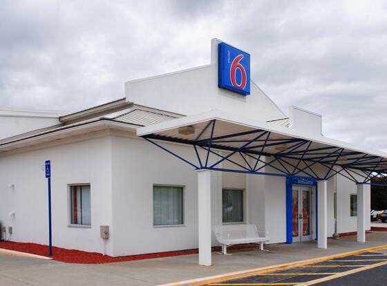 Motel 6 Seekonk, MA - Providence East allows check-in for 18 year-old guests