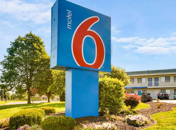 Motel 6 Lenexa, KS - Kansas City Southwest allows check-in for 18 year-old guests