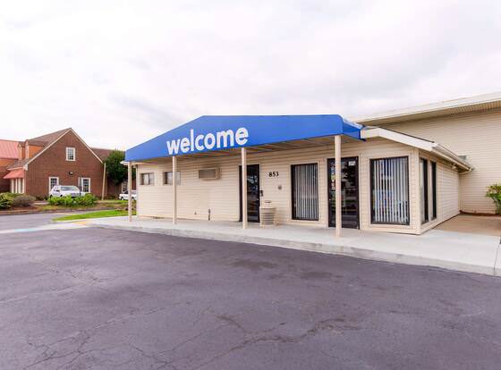 Motel 6 Norfolk, VA allows check-in for 18 year-old guests