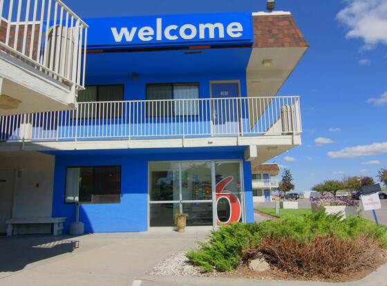 Motel 6 Rapid City, SD allows check-in for 18 year-old guests
