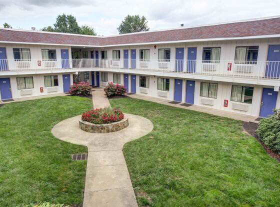 Motel 6 Elkton, MD allows check-in for 18 year-old guests