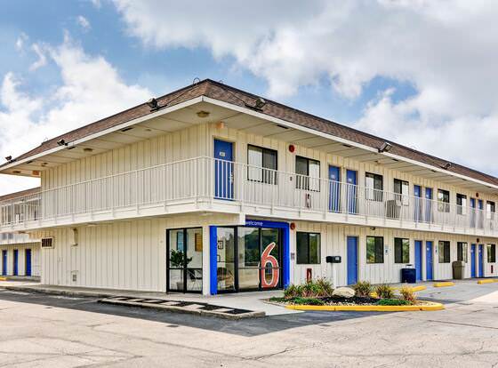 Motel 6 Pittsburgh, PA - Crafton allows check-in for 18 year-old guests