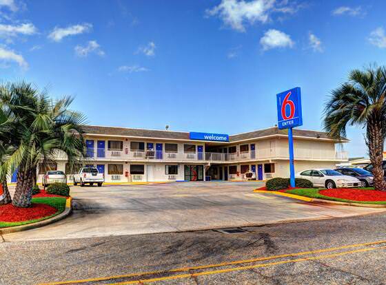 Motel 6 Slidell, LA - New Orleans allows check-in for 18 year-old guests