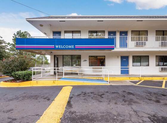 Motel 6 Bessemer, AL - Birmingham allows check-in for 18 year-old guests