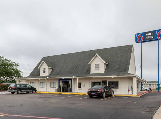 Motel 6 Webster, TX - Houston - Nasa Lake allows check-in for 18 year-old guests