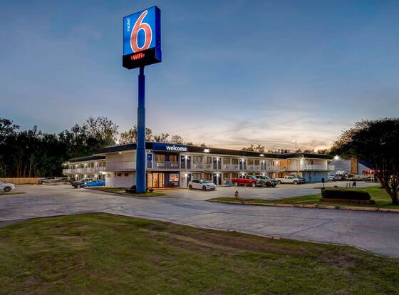 Motel 6 Port Allen, LA - Baton Rouge allows check-in for 18 year-old guests