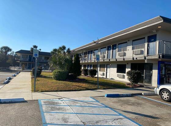 Motel 6 Gulfport, MS – Airport allows check-in for 18 year-old guests