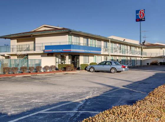 Motel 6 Owensboro, KY allows check-in for 18 year-old guests
