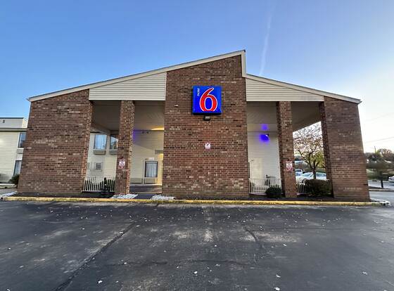 Motel 6 Greensboro, NC - Airport allows check-in for 18 year-old guests