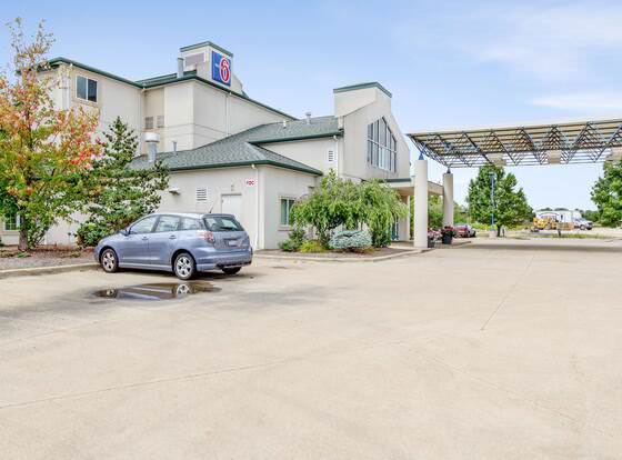 Motel 6 Medina, OH - Cleveland allows check-in for 18 year-old guests