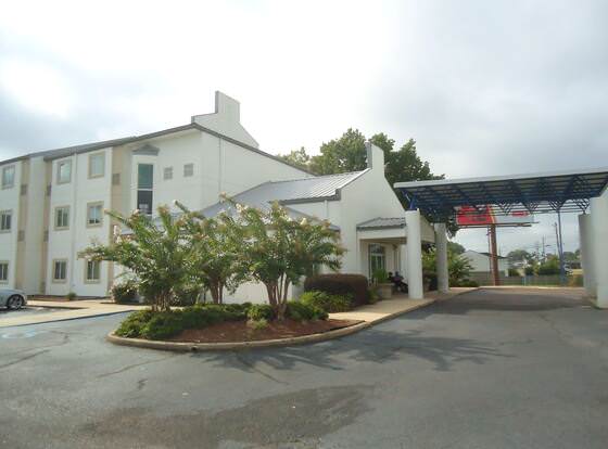 Motel 6 Pearl, MS - Jackson Airport allows check-in for 18 year-old guests