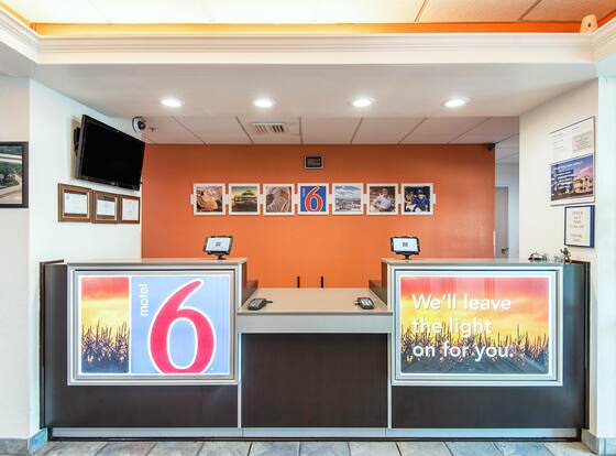 Motel 6 Junction City, KS allows check-in for 18 year-old guests