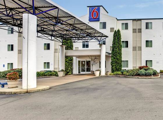 Motel 6 Roseburg, OR allows check-in for 18 year-old guests