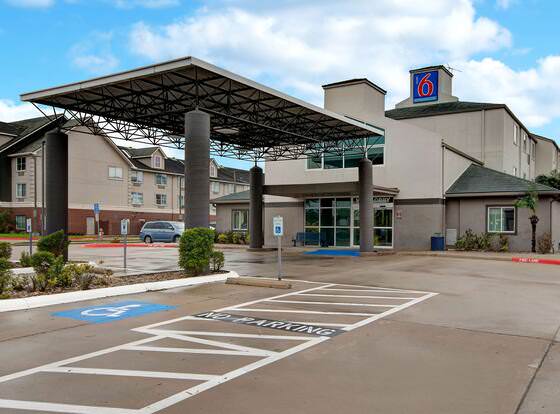 Motel 6 Pharr, TX allows check-in for 18 year-old guests