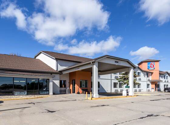 Motel 6 Waterloo, IA allows check-in for 18 year-old guests
