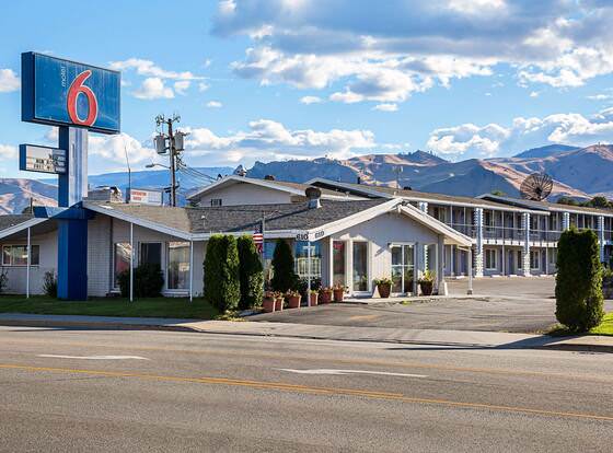 Motel 6 Wenatchee, WA allows check-in for 18 year-old guests