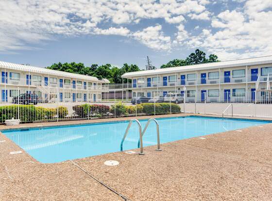 Motel 6 Fayetteville, AR allows check-in for 18 year-old guests