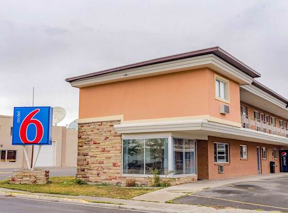 Motel 6 Riverton, WY allows check-in for 18 year-old guests