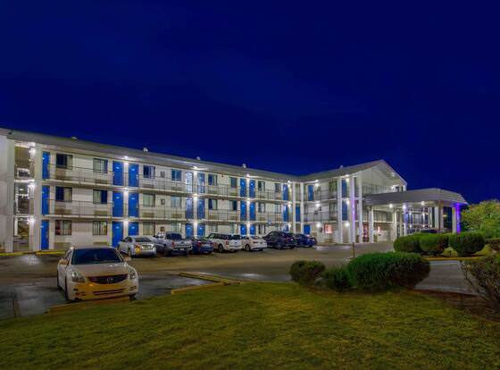 Motel 6 Jackson, MS allows check-in for 18 year-old guests