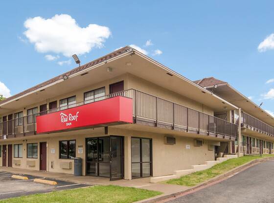 Red Roof Inn Fort Worth South allows check-in for 18 year-old guests