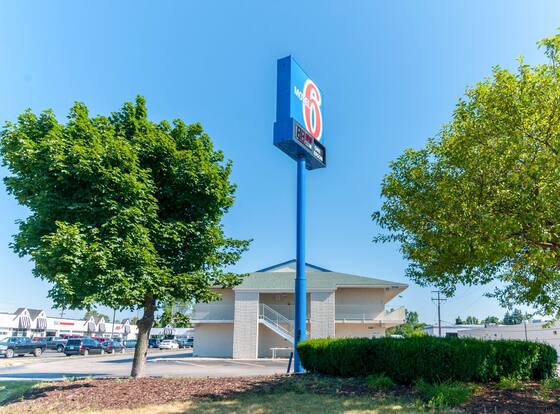 Motel 6 Farmington Hills, MI - Northwest - Farmington Hills allows check-in for 18 year-old guests