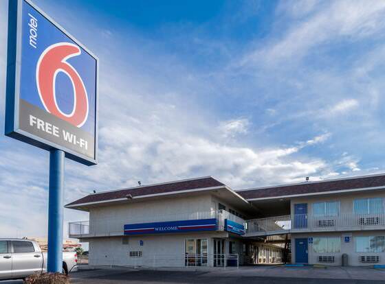 Motel 6 El Centro, CA allows check-in for 18 year-old guests