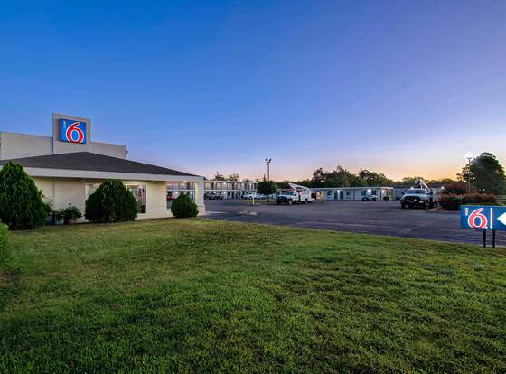 Motel 6 Sulphur Springs, TX allows check-in for 18 year-old guests