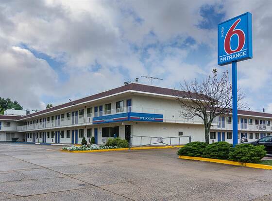 Motel 6 Fredericksburg, VA - North allows check-in for 18 year-old guests