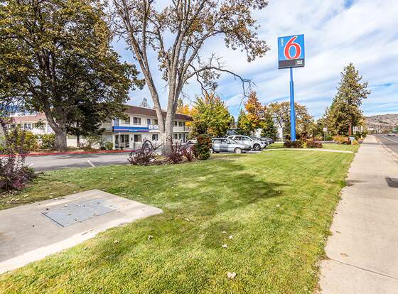 Motel 6 Yreka, CA allows check-in for 18 year-old guests