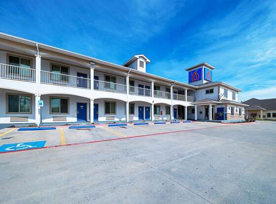 Motel 6 Rhome, TX allows check-in for 18 year-old guests