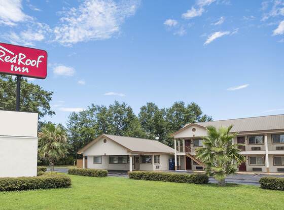 Red Roof Inn Chipley allows check-in for 18 year-old guests