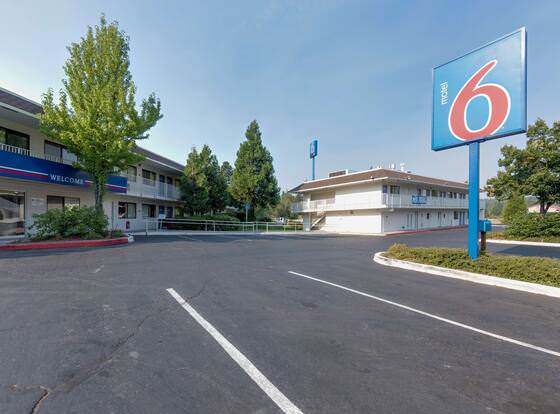 Motel 6 Weed - Mount Shasta allows check-in for 18 year-old guests