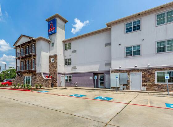 Studio 6 Orange, TX allows check-in for 18 year-old guests