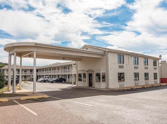 Motel 6 Texarkana, AR allows check-in for 18 year-old guests