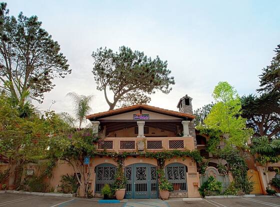 Les Artistes Inn allows check-in for 18 year-old guests