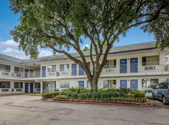Motel 6 Conroe, TX allows check-in for 18 year-old guests