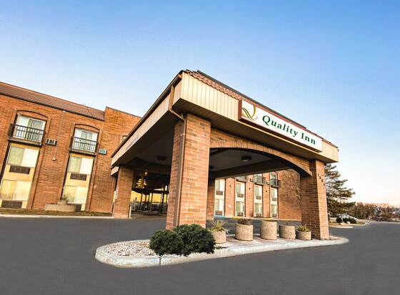 Quality Inn Vernal near Dinosaur National Monument allows check-in for 18 year-old guests