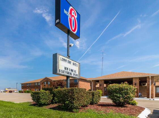 Motel 6 Marion, IL allows check-in for 18 year-old guests
