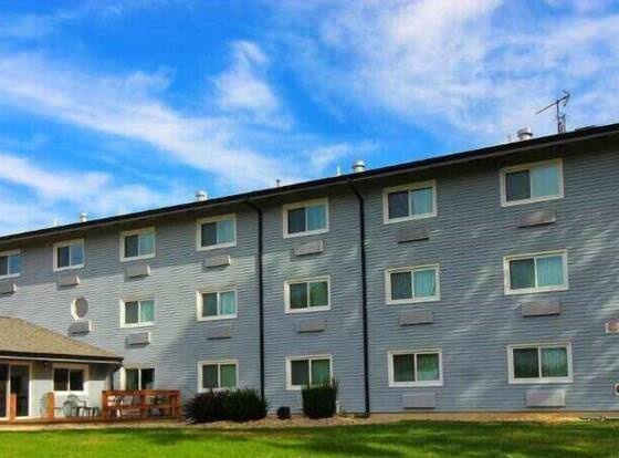 Paddle Wheel Inn allows check-in for 18 year-old guests