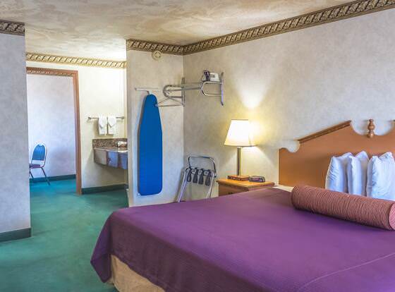 Guest House Inn Junction City allows check-in for 18 year-old guests